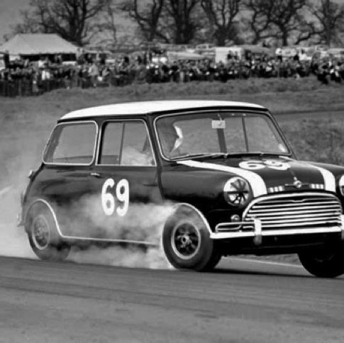 Jim s'amuse sur une  Mini Cooper à Oulton Park en 1965